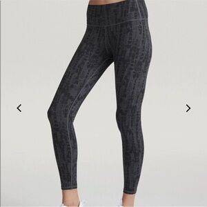VARLEY Luna Legging 25” size Medium in Textured Scales